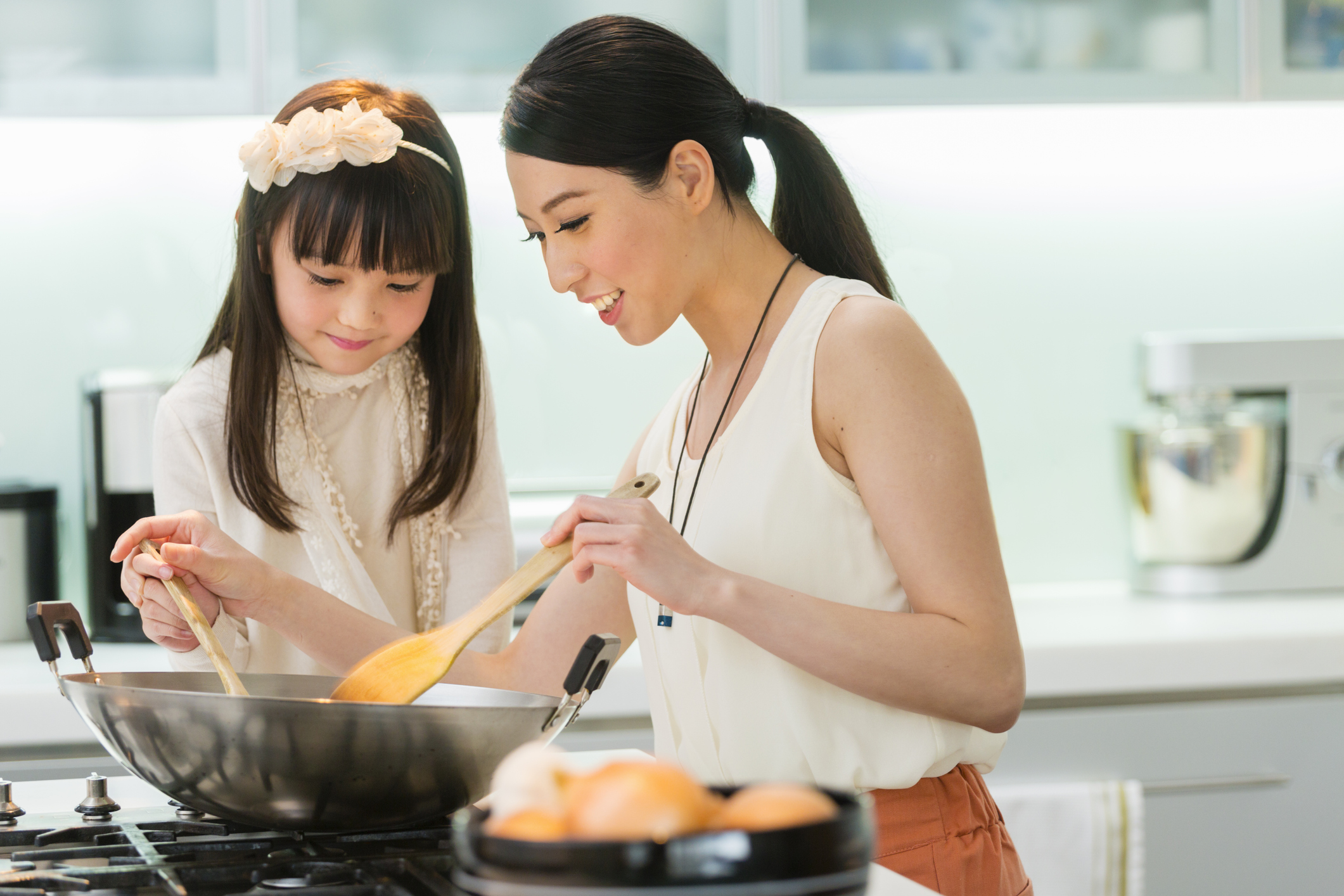 Япония мама учит. Японская мать на кухне. Семья китайцев в быту. Китайская семья готовит и ест. Мать в кухне Восток.